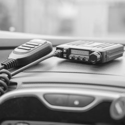 UHF Mini radio 400-480Mhz med programkit og 47cm magnetantenn